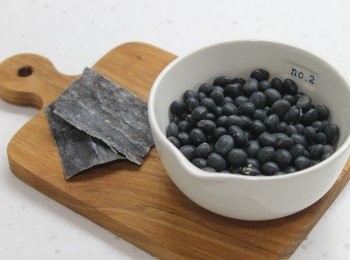 step1: 準備昆布和黑豆，用濕毛巾輕拭昆布 (昆布表面的白色是海水的結晶千萬不要用水清洗)，黑豆用水沖洗乾淨。