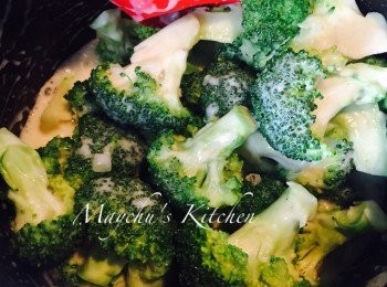 step3: 放入西蘭花，加鹽和黑椒調味，拌勻後蓋好用中火煮約8分鐘或西蘭花至理想軟硬度。