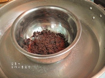 step6: 巧克力切碎隔水加熱至融化，加入剩下150g的鮮奶油和50g的覆盆子果泥混合