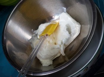 step10: 將忌廉芝士倒入容器中，隔熱水用刮刀拌至軟化(忌廉芝士也可以提前1小時由雪櫃拎出，放於室溫中解凍至軟，咁样助熱水會更易軟化)