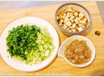 step2: 青江菜洗淨，分切成丁狀；豆乾切成丁狀；黑木耳QQ圓切成1/4圓大小。