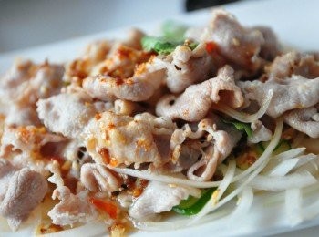 step10: 淋上特製辣油，加入白芝麻，灑上七味粉