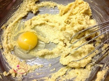 step1: 軟化奶油+糖拌勻，因為紅砂糖顆粒較粗，不用拌到糖溶化，餅乾烤好才會吃到《咔茲》的口感
加入全蛋拌勻