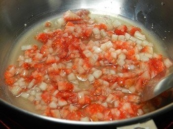 step5: 草莓果醬：三個草莓切成丁，加入糖跟水煮開就可以熄火