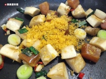 step4: 水分蒸發後，下1/2烏魚子碎拌勻。