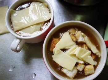 step6: 將湯放入杯子或碗中，撒上少許的土司丁與起司片，入烤箱(約1分半)烤至起司融化即可