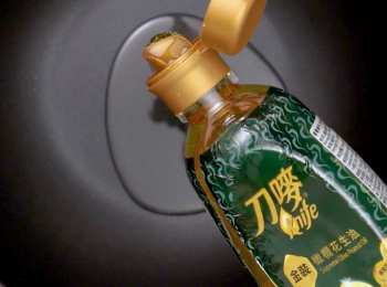 step2: 落油爆香薑片再下蟹件