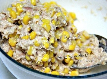 step3: 將所有<span class="group_1">食材</span>全部拌勻就成了好吃又美味的《鮪魚玉米內餡》了
可以拿來包進麵包裡、做為煎餅包子的內餡
或者拿來做為披薩、派餅類的鋪料也都不錯唷！！

※ 其實市面上也有販售已調好的《玉米鮪魚罐頭》
    不過還是覺得自己調的會比較有真材實料的感覺喔‧‧‧