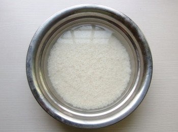 step2: 將[在來米]浸水3-4小時,米心要透...用拇指及食指可將米捏碎即可。