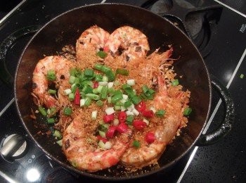 step8: 快完成前加入蒜蓉酥及豆酥,蔥花一起拌炒出香氣。