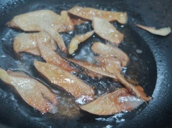 step4: 熱鍋小火乾煸薑片至捲起香味出來