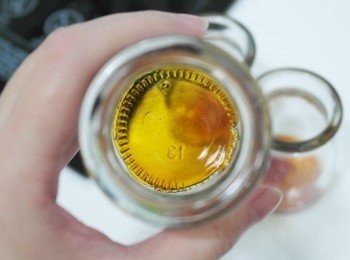 step3: 將焦糖適量的倒入布丁杯中備用。