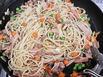 step5: 下意大粉及兩湯匙煮麵的水，快速拌勻，可再多加點蒜粉即成！