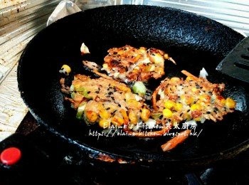 step12: 反轉另一面再壓平繼續用慢火煎至金黃色(如喜愛米餅再脆口些 , 可以好似袁太咁煎燶少少)