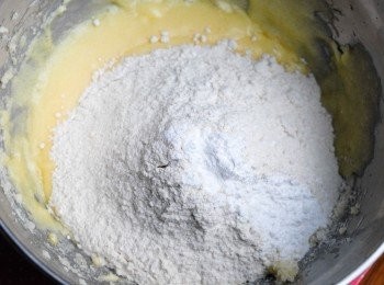 step2: 下雞蛋 （每次下一個，拌均），再篩入麵粉，泡打粉，橙皮屑及鹽，拌均