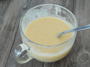 step2: 再加入雞蛋、牛奶和油拌勻