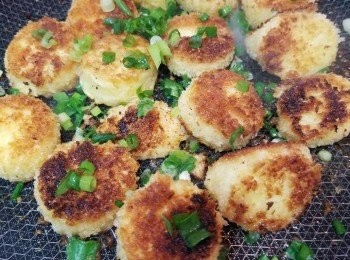 step4: 最後加入七味粉，椒鹽及蔥粉炒勻就得架喇!