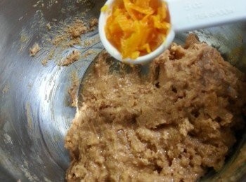 step6: 再加入1茶匙橙皮碎拌勻,放入雪櫃雪至略為硬身