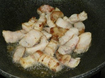 step2: 起一油鍋，放入豬肉快炒至白色(如果發現油過多，可倒一些)