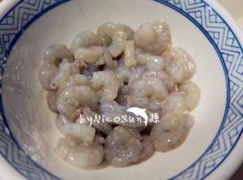 step1: 蝦仁去腸泥抓醃備用