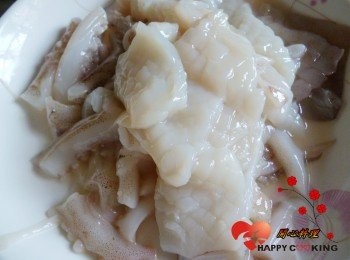 step2: 魷魚洗淨切花刀