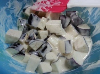 step6: 茄子隔去水份,倒入脆漿料拌勻