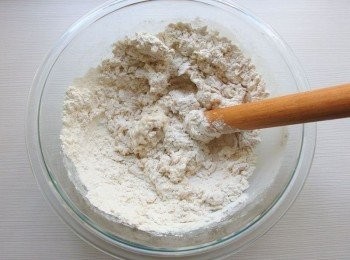 step7: 利用擀麵棍或橡皮刮刀將所有材料攪拌至水份消失,成糰後用手在調理碗內稍微搓揉麵糰