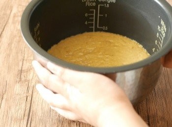 step5: 把粉漿倒入後，輕輕水平搖動內鍋，然後在桌面上敲數下。