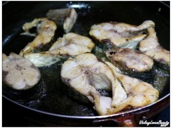 step2: 熱鍋之後倒入適量的油再將烏魚平放在鍋內煎至兩面微焦