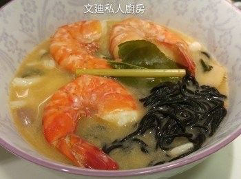 step8: 將冬蔭功湯和大蝦倒入墨魚汁麵即成。