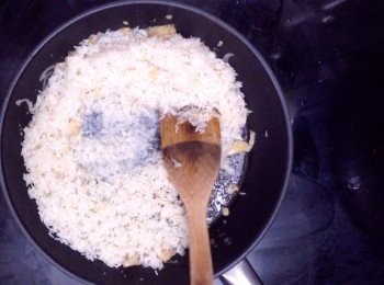 step14: 下洗好的米炒勻，落入電飯煲鍋