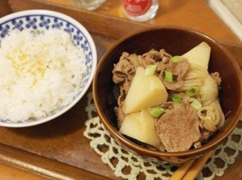 step7: 一碗馬鈴薯燉肉~~ 配上撒上香鬆的白飯~~美味^^" 看那入色的馬鈴薯還有蒟蒻絲~~