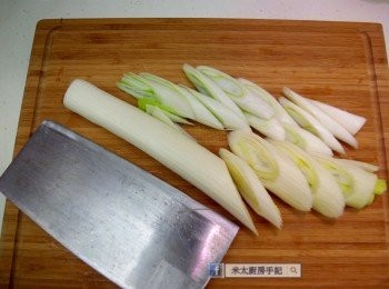 step3: 京蔥和杏鮑菇斜切成片，蒜頭切碎。