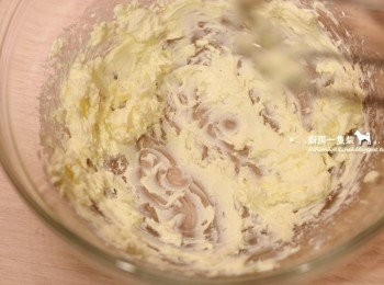 step3: 軟化的奶油乳酪攪打至乳霜狀。