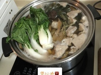 step6: 最後加入大白菜煲2小時，然後加鹽便可飲用。