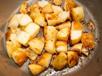 step3: 接著將馬鈴薯下鍋，將表面煎至金黃酥脆，起鍋前在灑上喜歡的香料和適量的鹽，並稍微拌炒出香味就完成了。