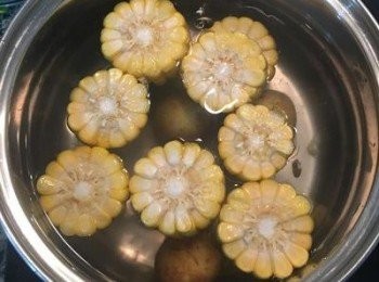 step3: 水滾後加入3茶匙的鹽，將小馬玲薯及玉米放入煮熟。
