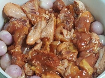 step3: 加入雞件將每面煎至金黃。