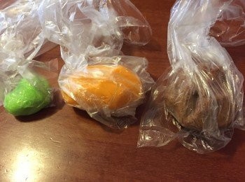 step4: 分割3份粉團為115G / 100G / 25G 
115G加可可粉攪勻, 100G加橙色色素攪勻, 25G加綠色色素攪勻