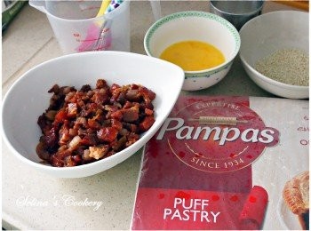 step1: 燒熱油鑊，用中火爆香乾蔥粒及洋蔥粒，炒至軟身，加入叉燒粒炒勻，最後再加叉燒醬和倒進水拌勻；煮滾後，埋獻汁，煮至喜歡的濃稠度。待涼後放入雪櫃冷蔵一晩，備用;