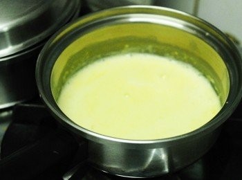 step6: 蛋黃及糖拌勻，倒入已煮沸的牛奶內，再加入魚膠粉/吉利丁，煮至完全溶化，待涼