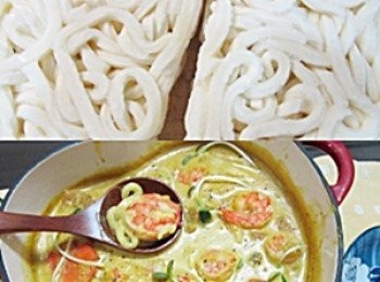 step6: 湯鍋中倒入步驟1的鮮奶南瓜混合液，
滾沸一下，入急凍熟烏龍麵並以筷子在湯汁中拌開麵條，
將蝦肉丟入湯鍋，蓋鍋蓋煮至蝦熟，
調味適量鹽與黑胡椒即可！