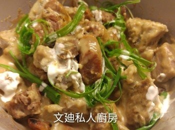 step3: 最後可加少許椰奶和蔥裝飾。