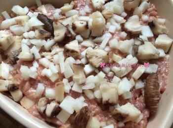 step4: 豬肉碎加入少許冬菇水後，加入冬菇及馬蹄粒粒攪均，留少許冬菇粒及馬蹄鋪面