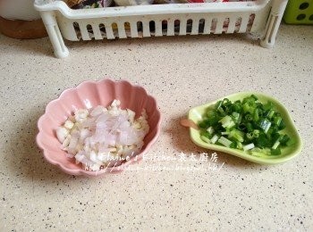 step2: 蒜頭 , 乾蔥頭去衣切細粒 , 蔥切粒