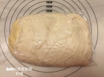 step3: 自冰箱取出發好的麵糰（膨脹到跑出塑膠袋外面）