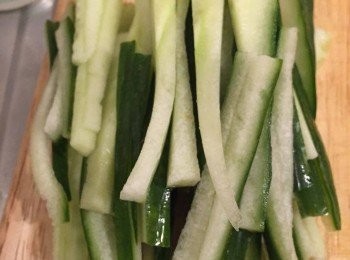 step2: 青瓜切掉兩端磨蕊去苦澀，切半後切小長條。