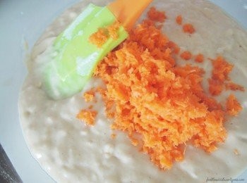 step4: 加入红萝卜丝再稍微拌匀即可。