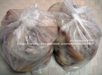 step2: 【豬腳免炸Q嫩祕訣】豬腳一放冷，即裝進耐熱塑膠袋，並擺至冷凍庫冷凍6-8個小時。(豬腳先熱後凍，宛如洗過三溫暖，肉質自然Q嫩不軟爛)