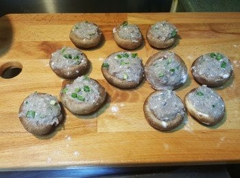 step2: 在鮮冬菇上灑上一層生粉,再將鯪魚滑釀入鮮冬菇中